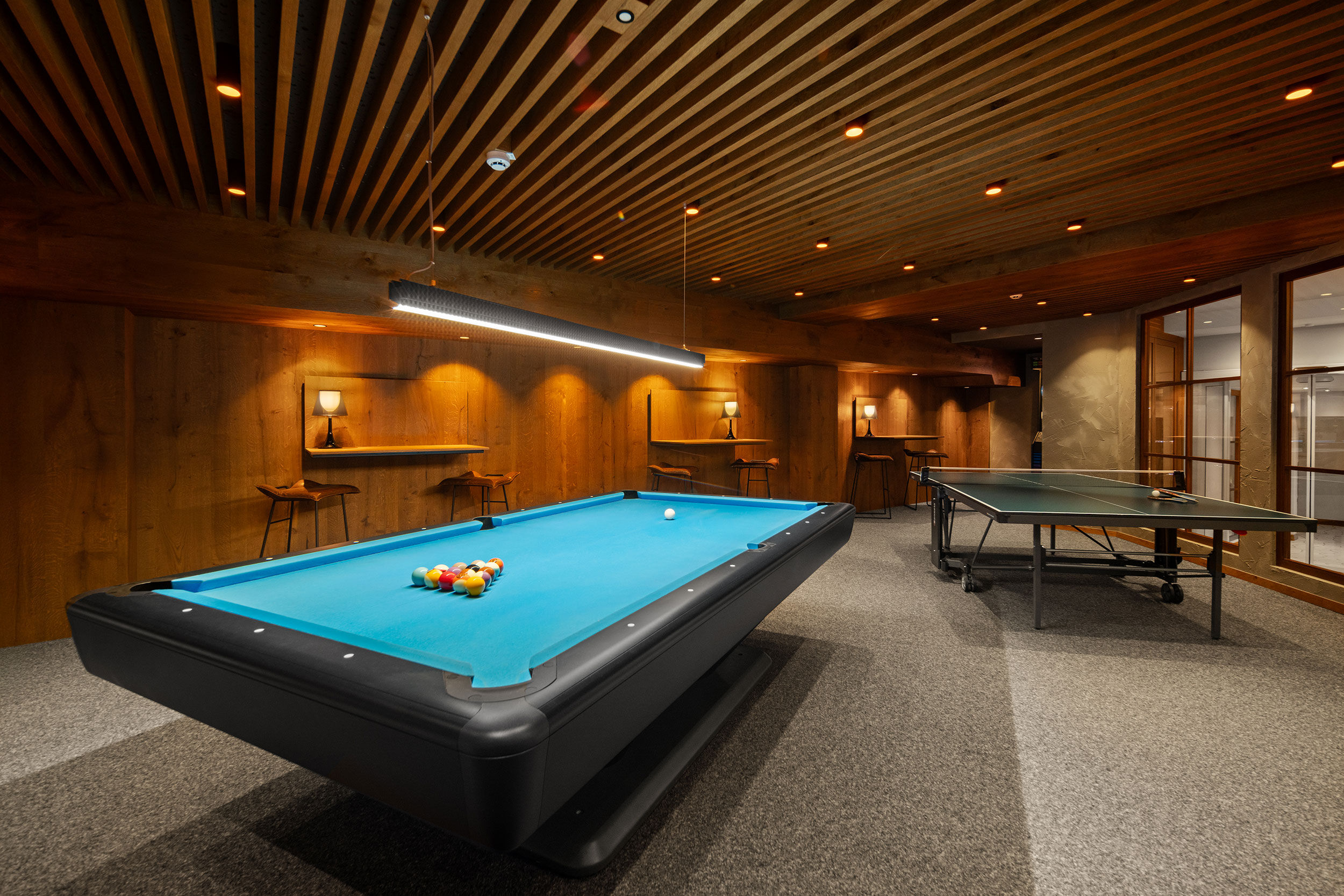 Spiele-Lounge mit Kicker, Billard, Tischtennis und Dartautomat